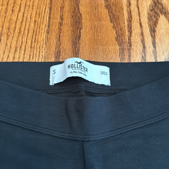 Hollister Ultra High-Rise Flare Leggings - Picture 2 of 3